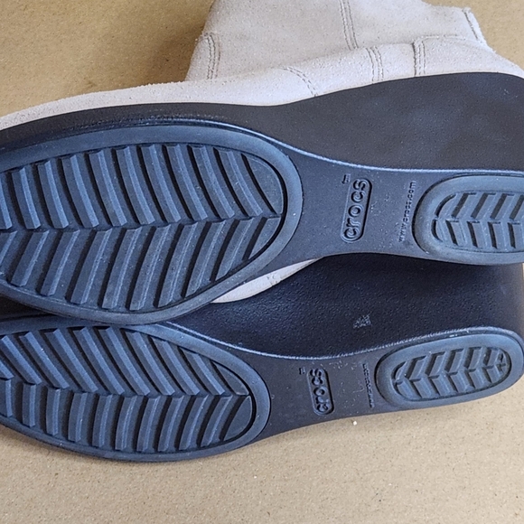 Crocs Leigh Wedge Bootie Size 7.5 Taupe - Picture 8 of 8